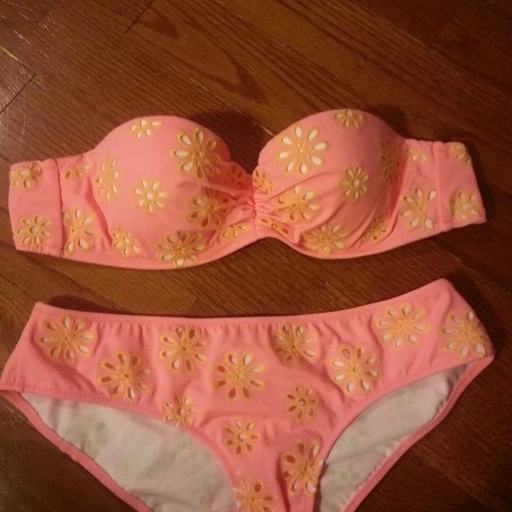 Victoria’s Secret Eyelet Strapless Hipster Bikini Size 36A/S Coral NEW